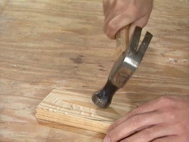 use un martillo para darle un aspecto envejecido a la madera nueva