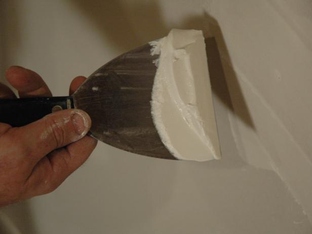 Cubra los hoyuelos de los tornillos con barro al ras de la pared