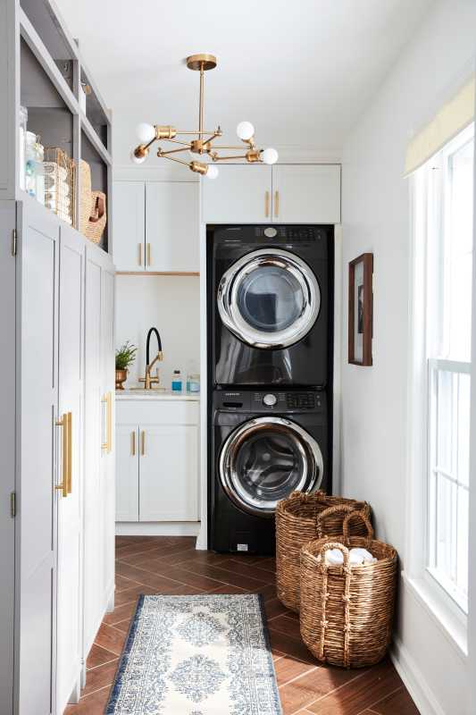 Carmona House Story - Cuarto de lavado con lavadora/secadora apilable, área de fregadero y pared de almacenamiento
