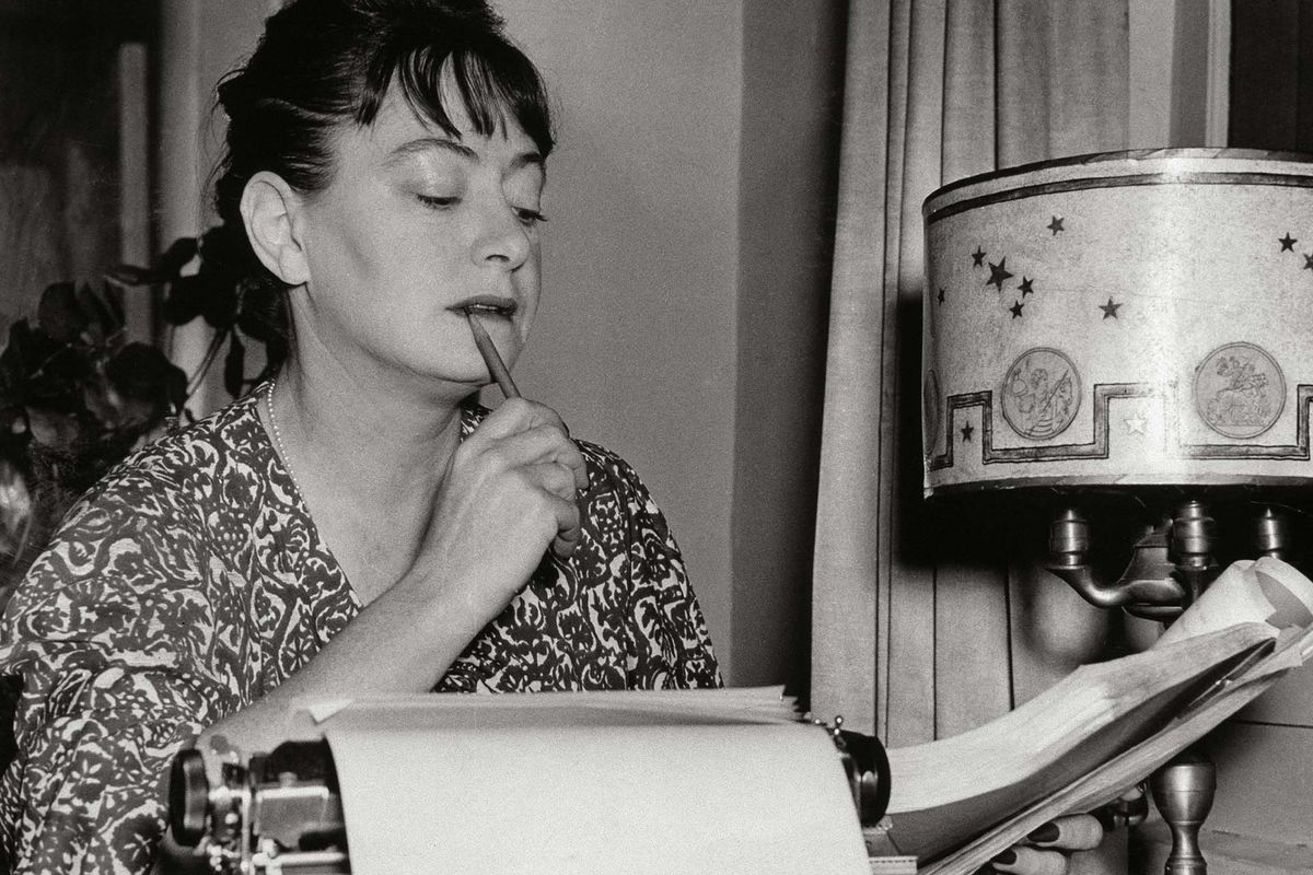 Dorothy Parker kirjutusmasina juures