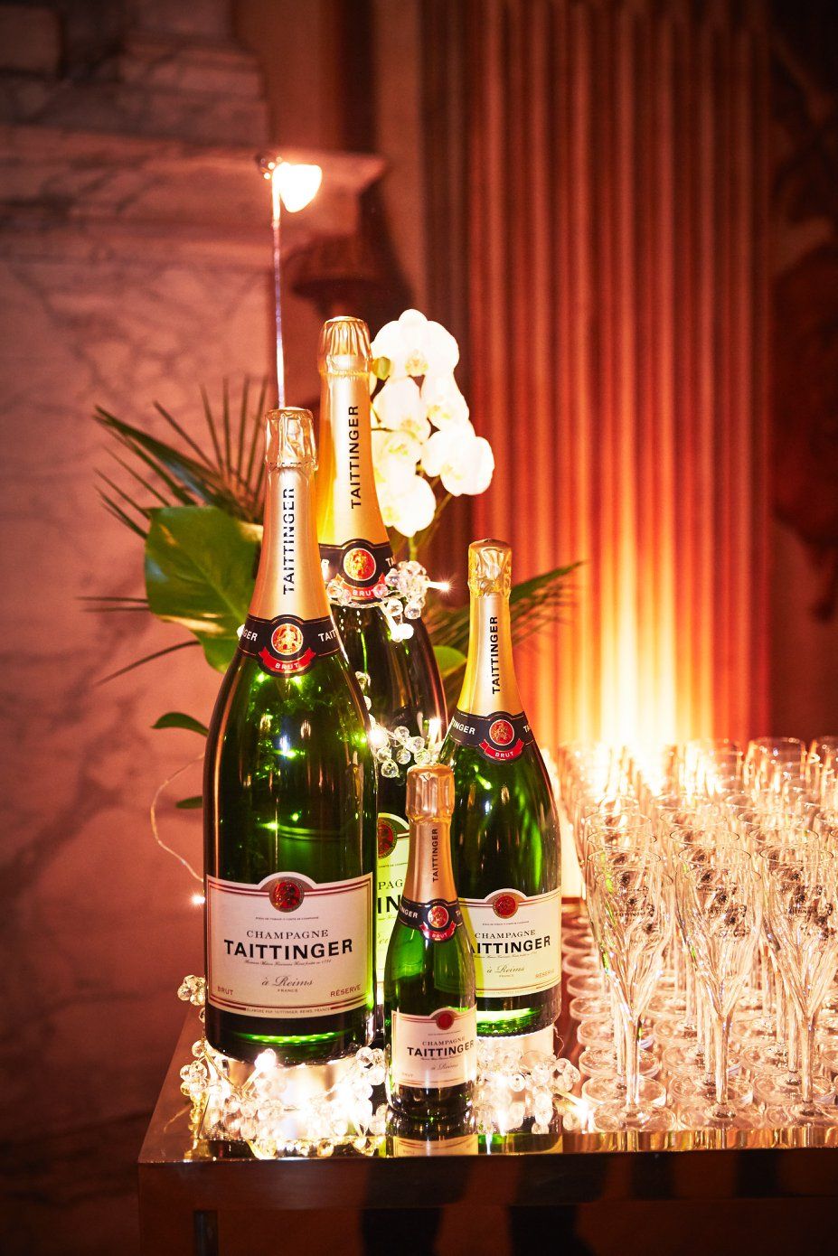 Įvairaus dydžio „Taittinger“ šampano buteliai