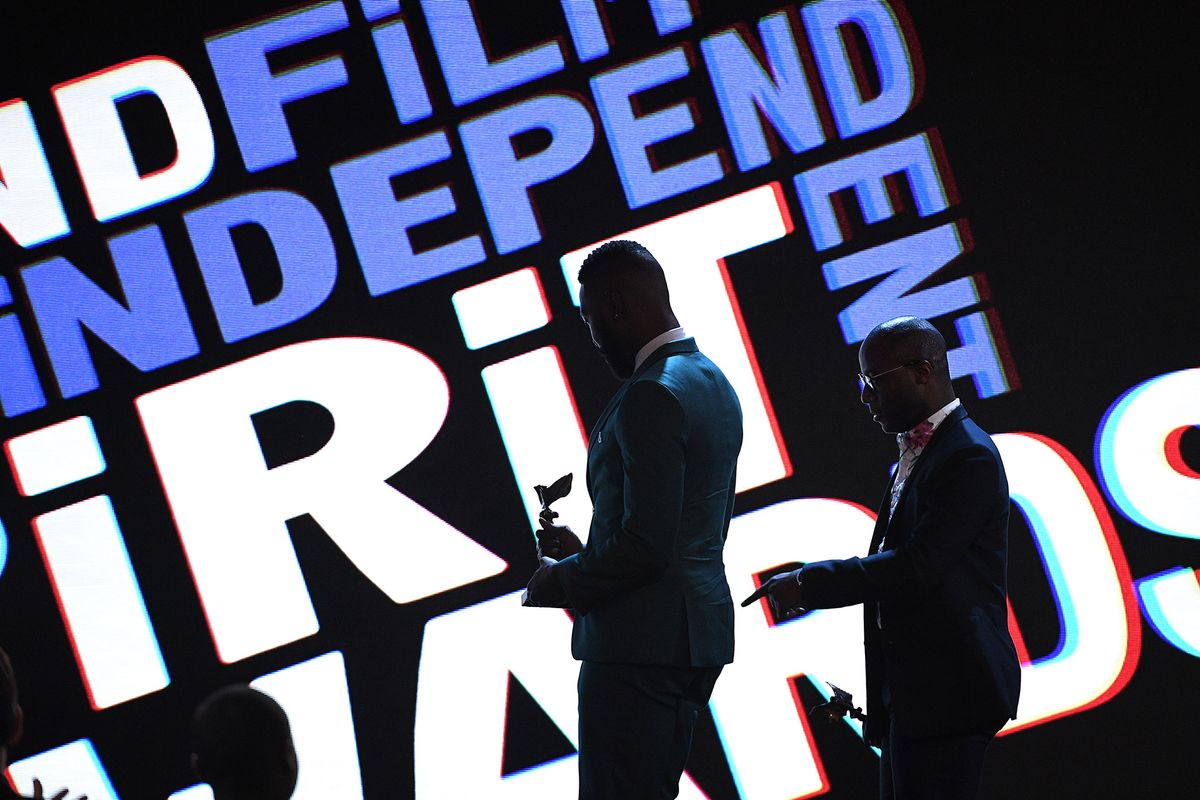 Scriitorii Tarell Alvin McCraney și Barry Jenkins care părăsesc scena după ce au acceptat premiul pentru cel mai bun scenariu pentru Moonlight în cadrul Film Independent Spirit Awards 2017 / Foto de Kevork Djansezian, Getty Images pentru Film Independent