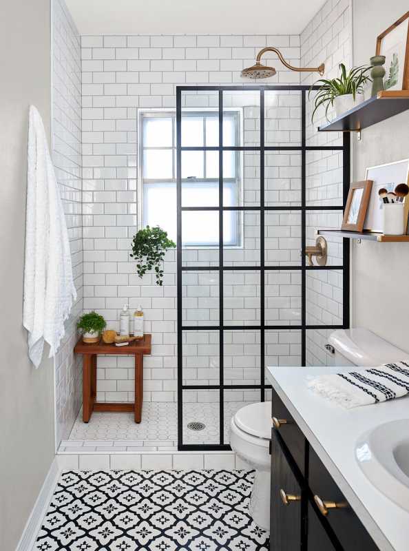 kamar mandi modern hitam putih dengan tanaman