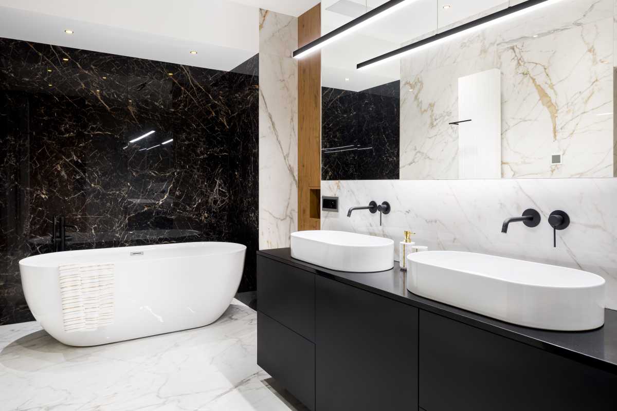 Iepazīstieties ar jaunākajām Moody dizaina tendencēm: pilnībā melnas vannas istabas