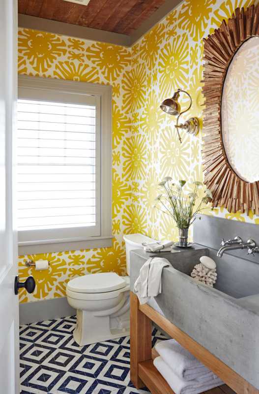 rusztikus fürdőszoba sárga tapéta csempézett padlóval