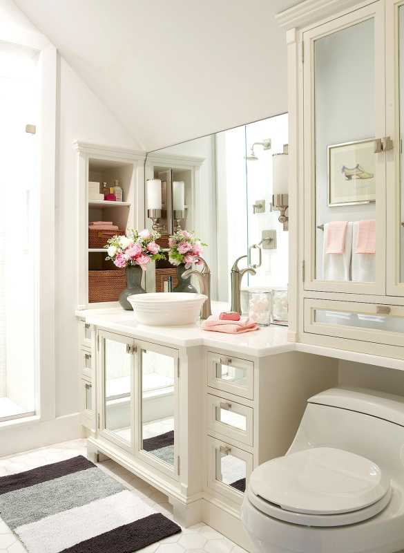 Dormitorio abuhardillado blanco neutro, gabinetes con espejo, fregadero tipo recipiente, alfombra a rayas