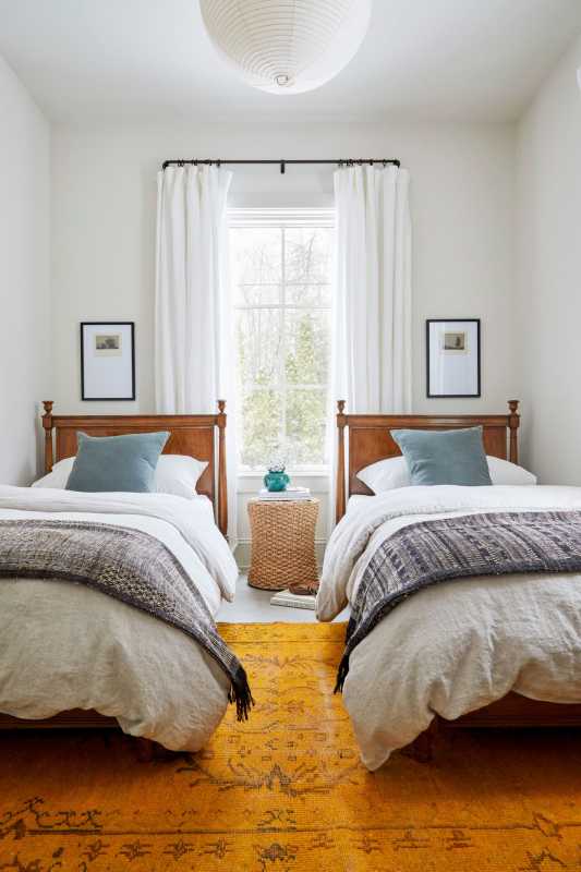 ložnice s oddělenými postelemi, hořčičný žlutý koberec