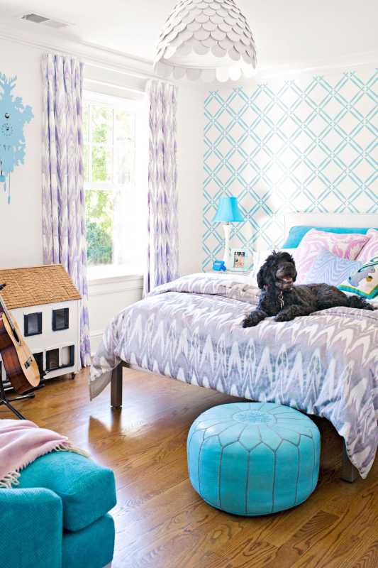 غرفة نوم باللون الأبيض والأرجواني والأزرق مع كلب على السرير