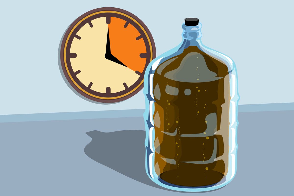Ilustracja fermentacji piwa w szklanej butli