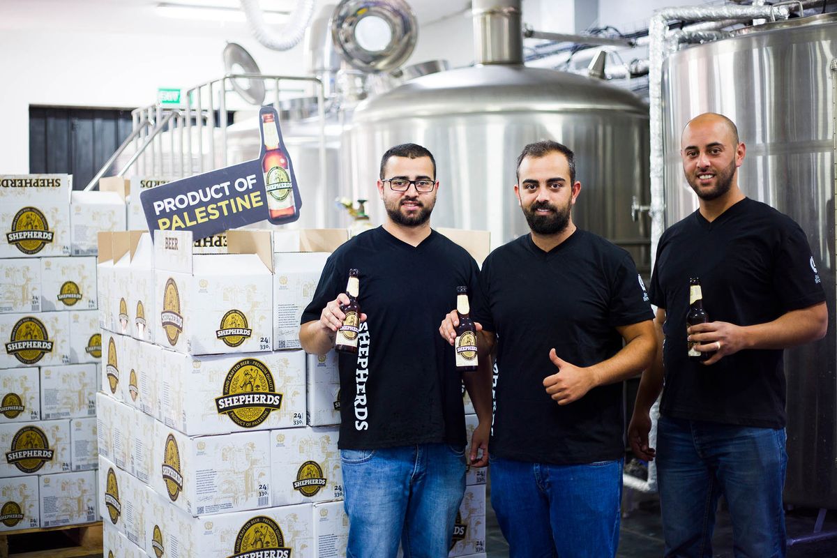 Alaa Sayej (mitt), ägare, Birzeit Brewery, med sina bröder / Foto med tillstånd av Birzeit Brewery