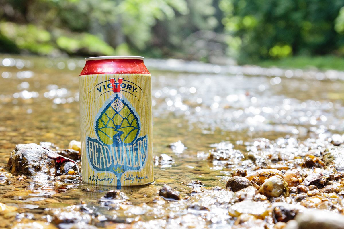 Una lata de cerveza Headwaters en un arroyo