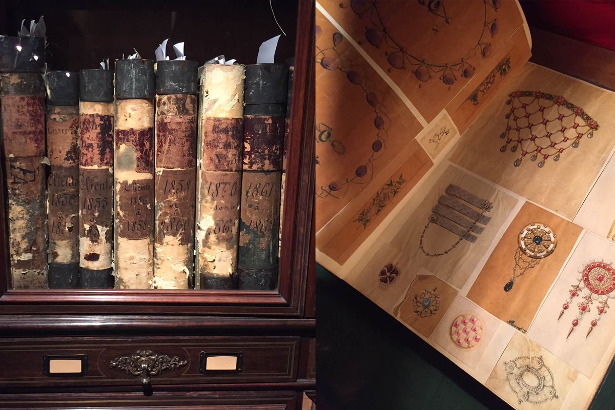 Foto de llibres de registre antics i un dels interiors amb dissenys de joies dibuixats a mà