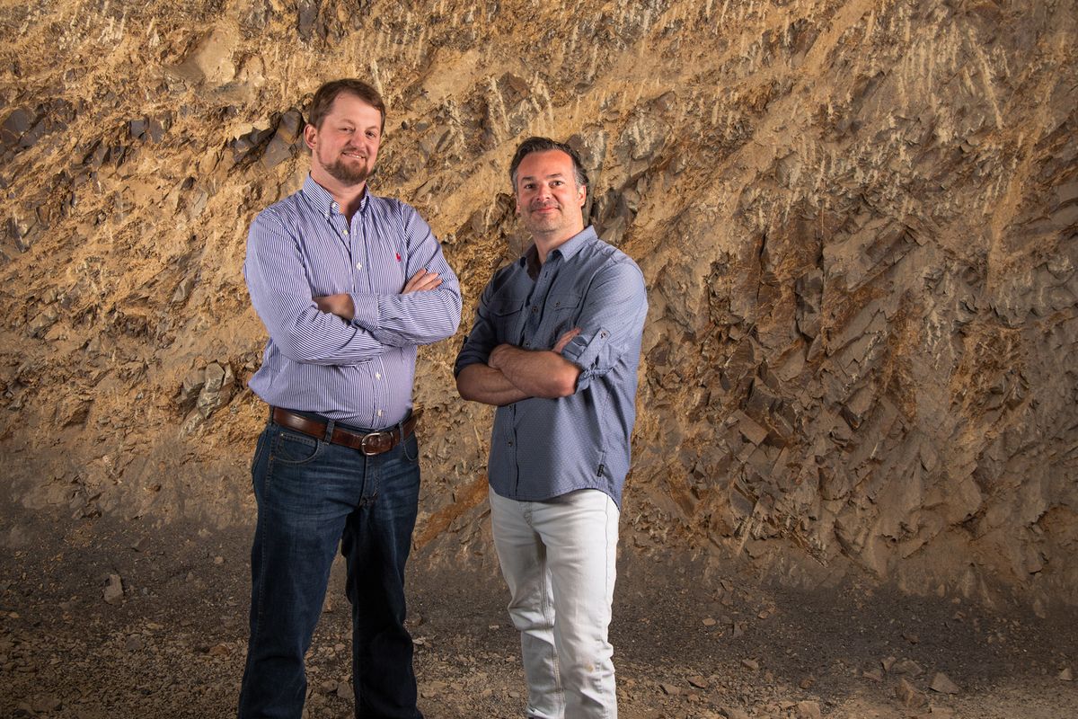 Director de Enología Matt Hughes (derecha) y Director de Agricultura Jonathan Walters (izquierda) de Brassfield Estate Winery