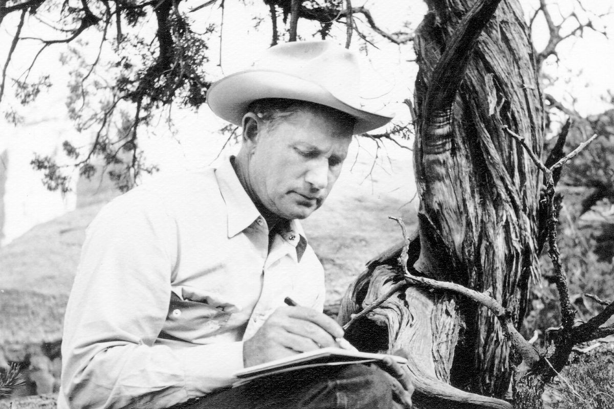 Channing Peake, edellinen omistaja, maasta, josta tuli Peake Ranch, piirtämällä puun alle