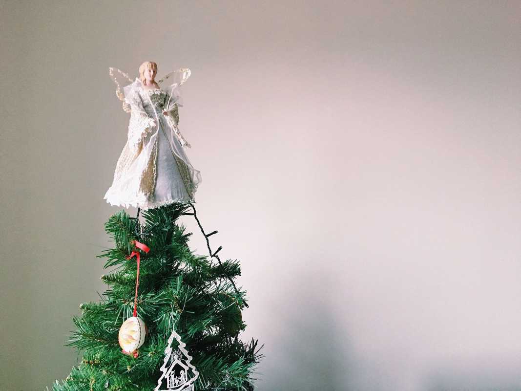 Por que colocamos um anjo no topo da árvore de Natal