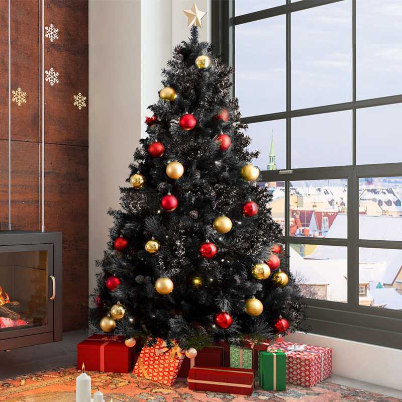 zwart-witte kerstboom in de woonkamer