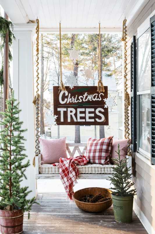 13 božičnih idej za sprednjo verando, da sezono pozdravite s stilom