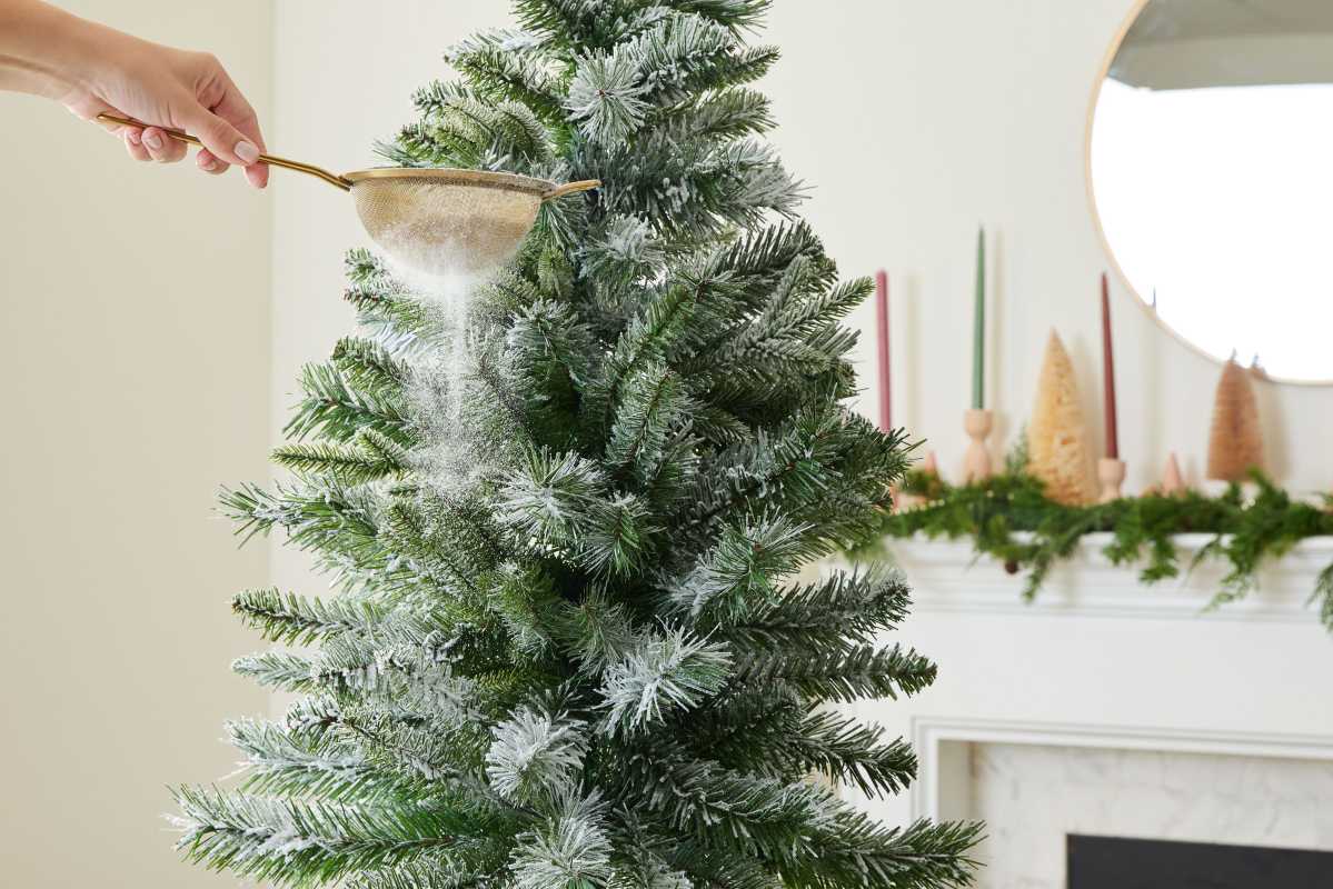 Como reunir uma árvore de Natal para um visual festivo coberto de neve