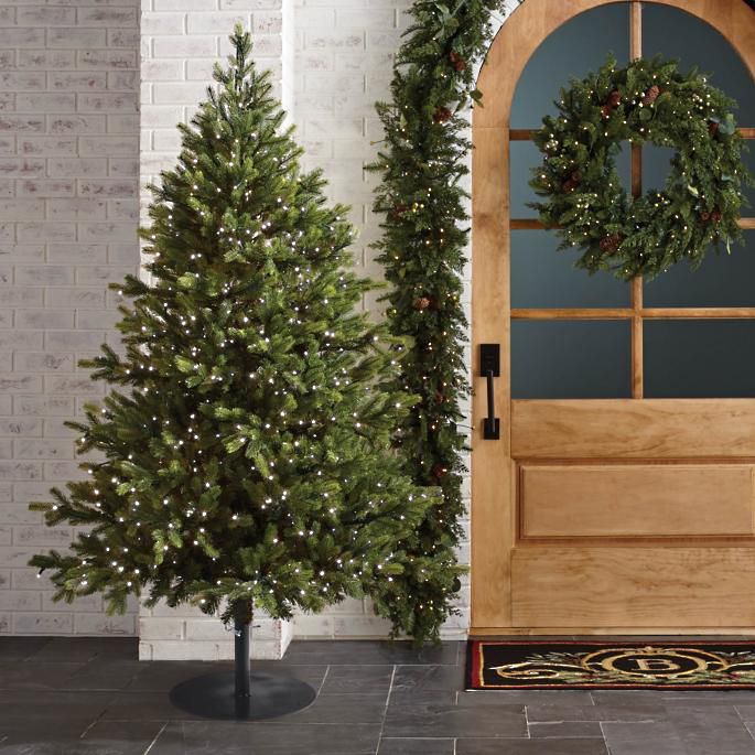 屋外のクリスマスツリーを飾るための専門家による 5 つのヒント