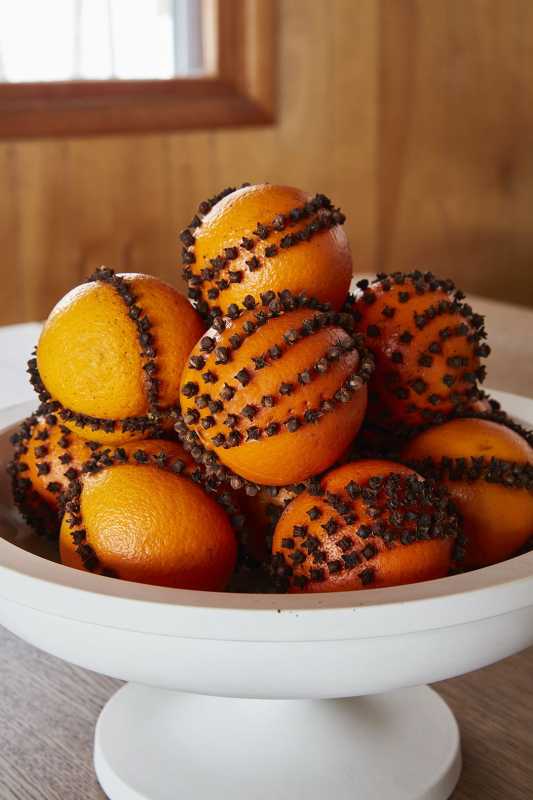 Haga estas sencillas bolas de pomandra para obtener un aroma navideño retro