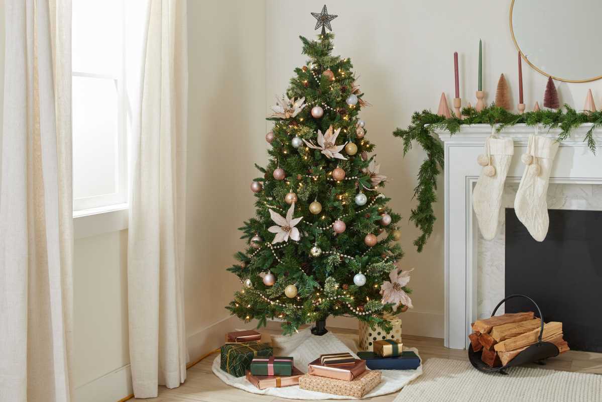 So schmücken Sie einen Weihnachtsbaum in 3 einfachen Schritten