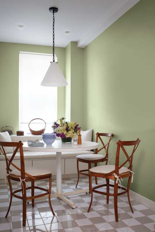 हल्के हरे रंग की दीवारों के साथ रसोई का भोजन कक्ष
