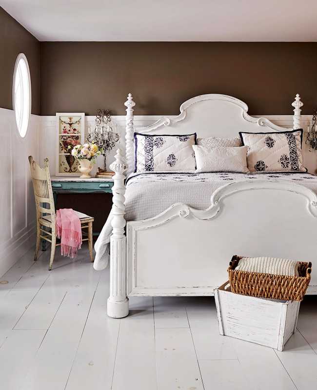 보드와 배트 위에 갈색 페인트가 칠해진 별장 스타일의 침실