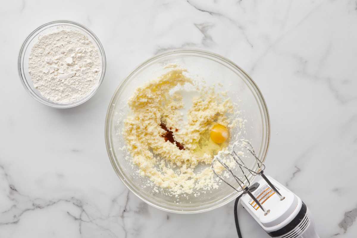 přidání vanilky a vejce do máslové směsi