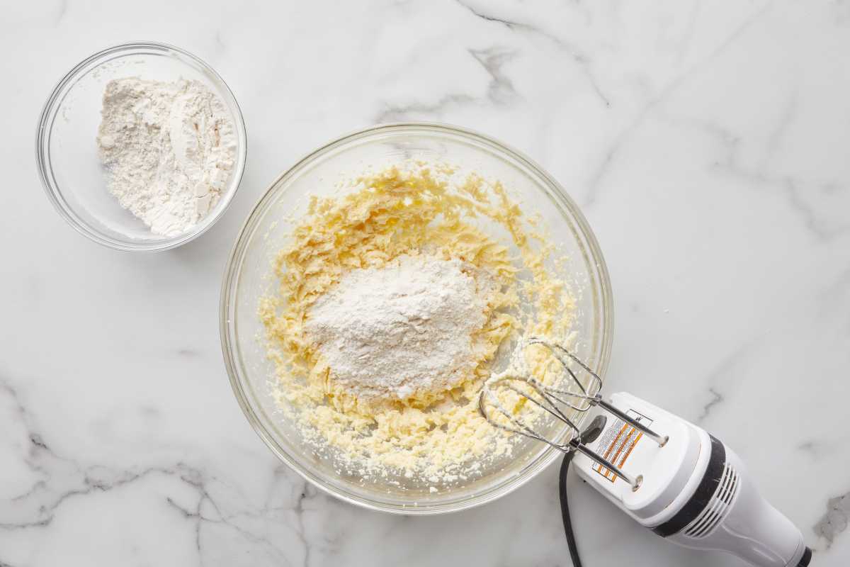 додавање брашна у мешавину путера