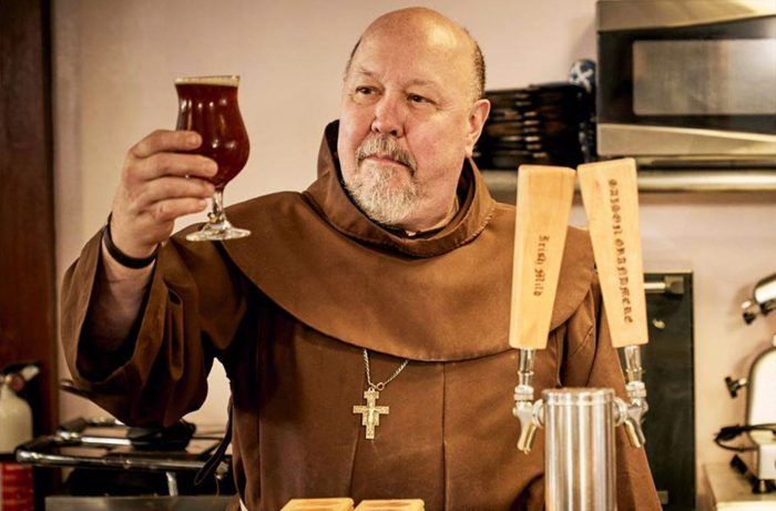 Zoznámte sa s bratom, ktorý varí pivo v pivnici Maine’s Friars’ Brewhouse