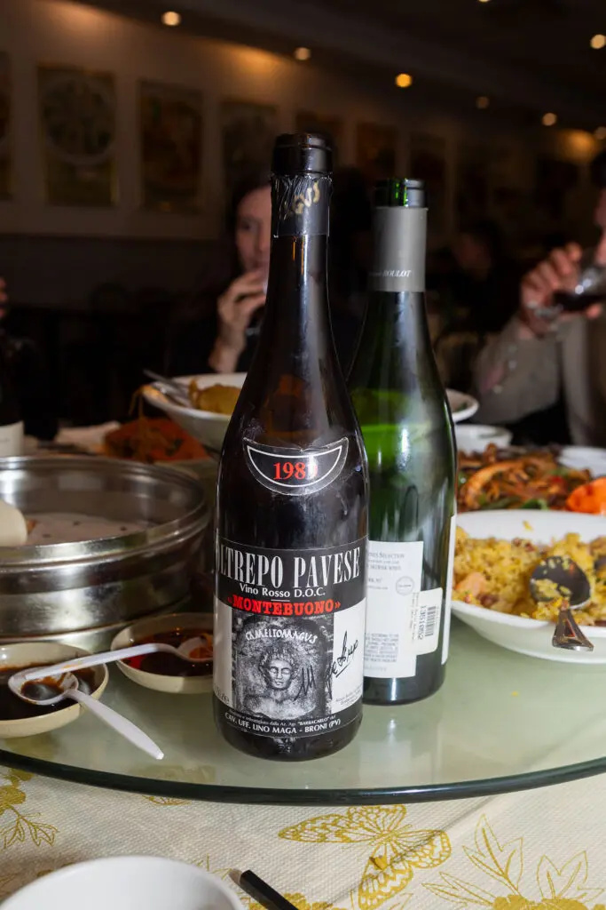 Od blizu na steklenico vina pri Wu's Wonton King