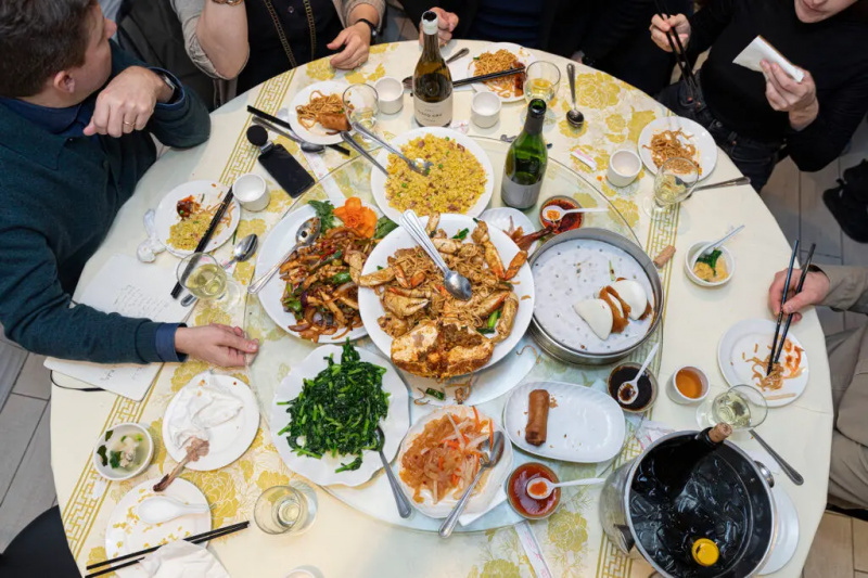 Posnetek razpršene hrane pri Wuju od zgoraj's Wonton King