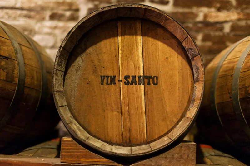 Barrels of Vin Santo (dessert wine) sa loob ng winery sa Montepulciano, Tuscany.