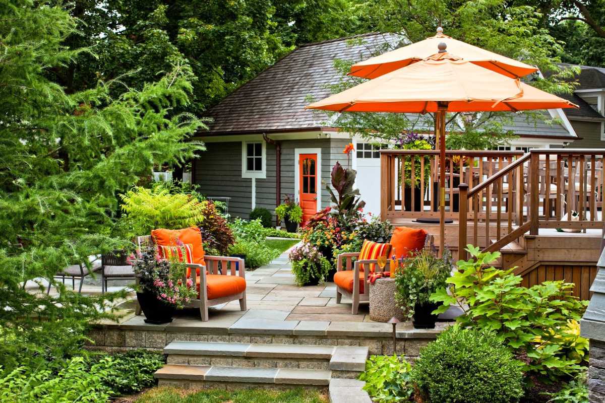 bakgård dekk oransje paraplyer