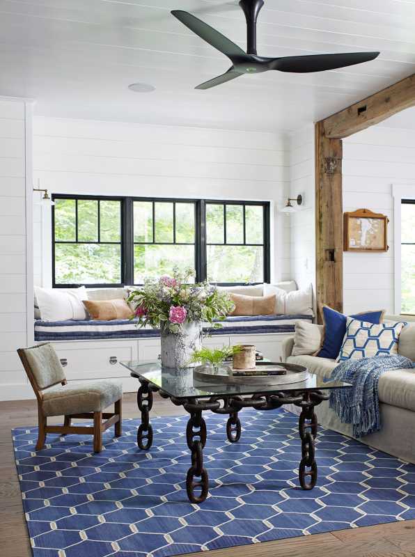 Blauer Teppich im Bauernhaus-Wohnzimmer mit Holzakzenten