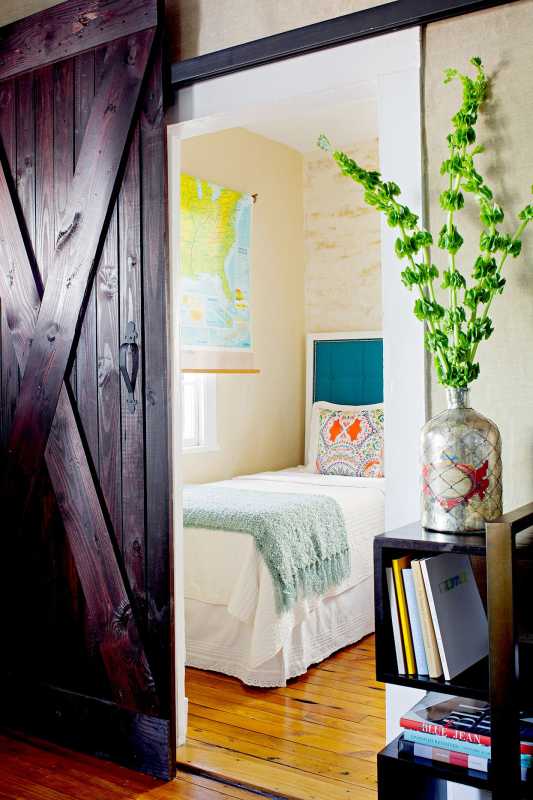 ห้องนอนพร้อมประตูบานเลื่อนไม้สีเข้ม