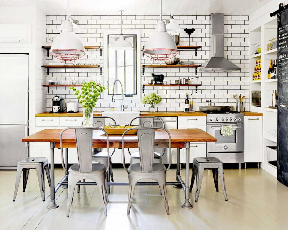 Dapur dengan bata putih dan tempat duduk ruang makan