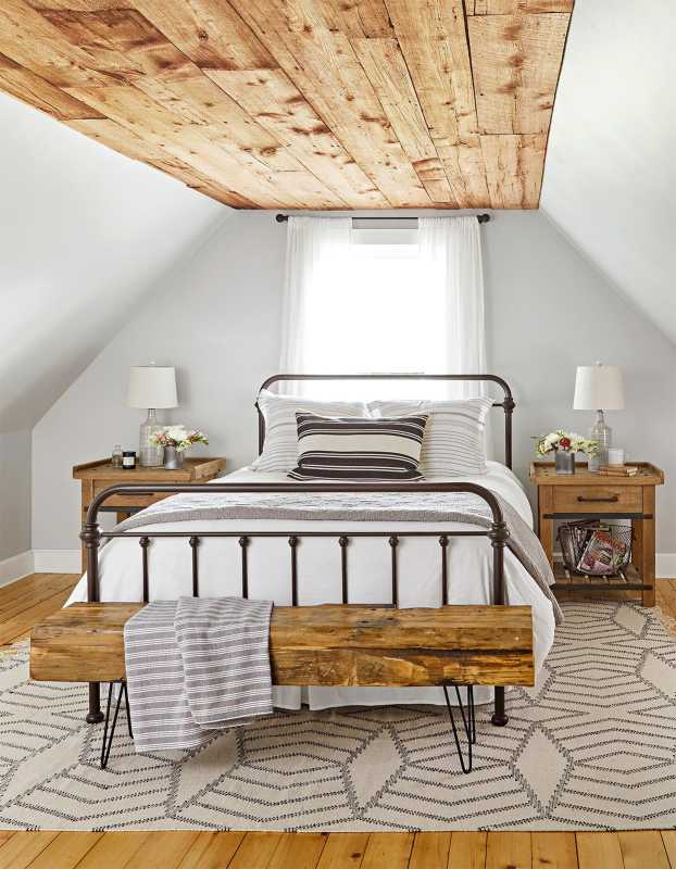 nowoczesna lukarna do sypialni w wiejskim domu z odsłoniętym drewnianym sufitem