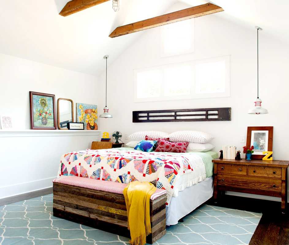 Kamar tidur dengan perabotan kayu dan langkan dengan karya seni