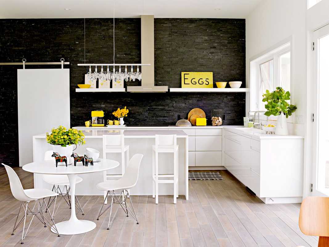 Κουζίνα με σκούρους τοίχους και λευκά ντουλάπια