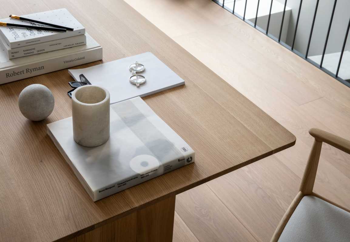 buku putih di atas meja