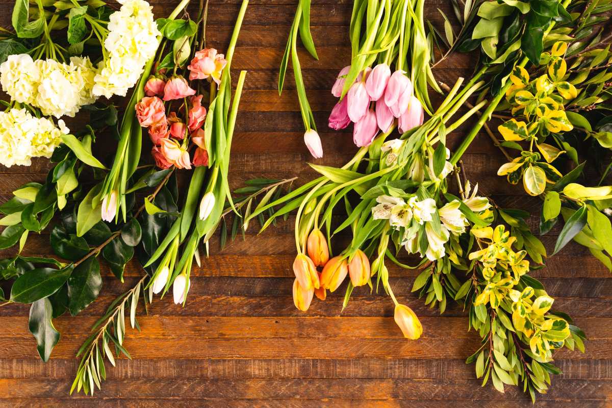 нарязани цветя, поставени върху дървена маса