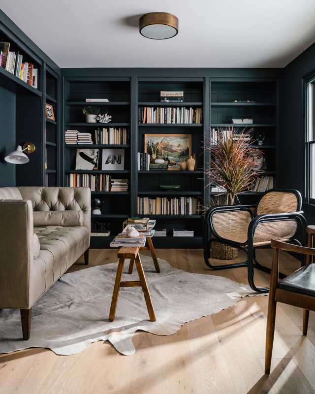 Wohnzimmer mit schwarzer Einbauregalwand