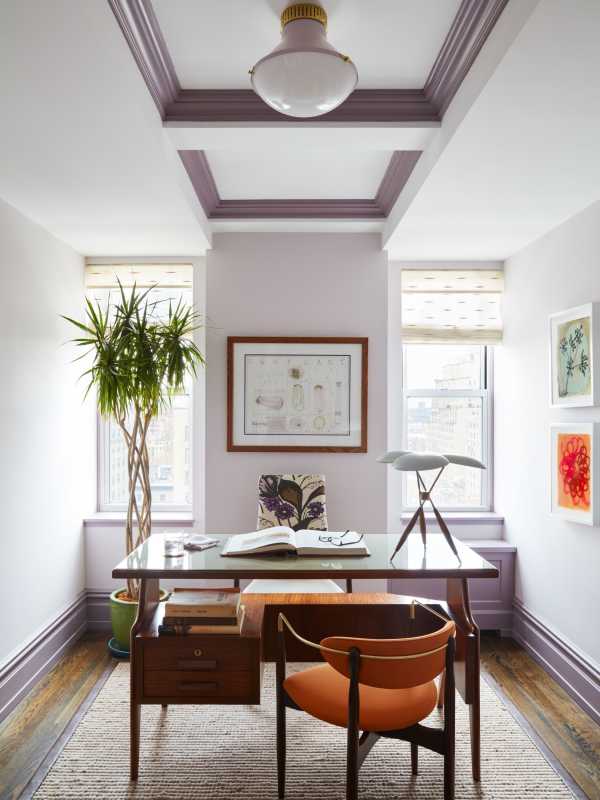 Home Office color lavanda con finiture viola