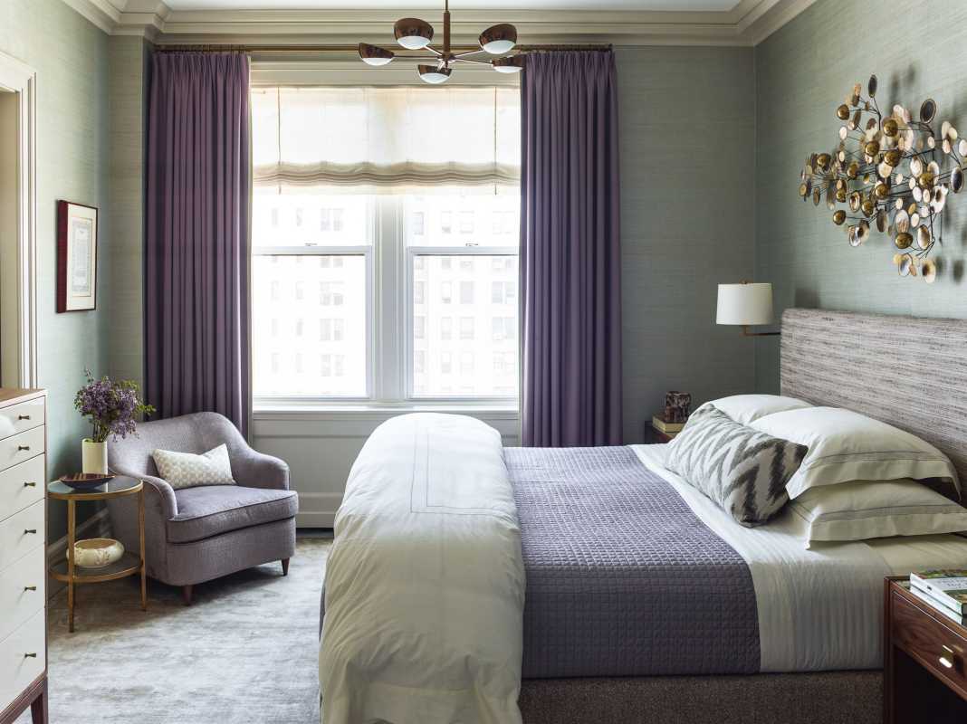 paarse slaapkamer met groene muren