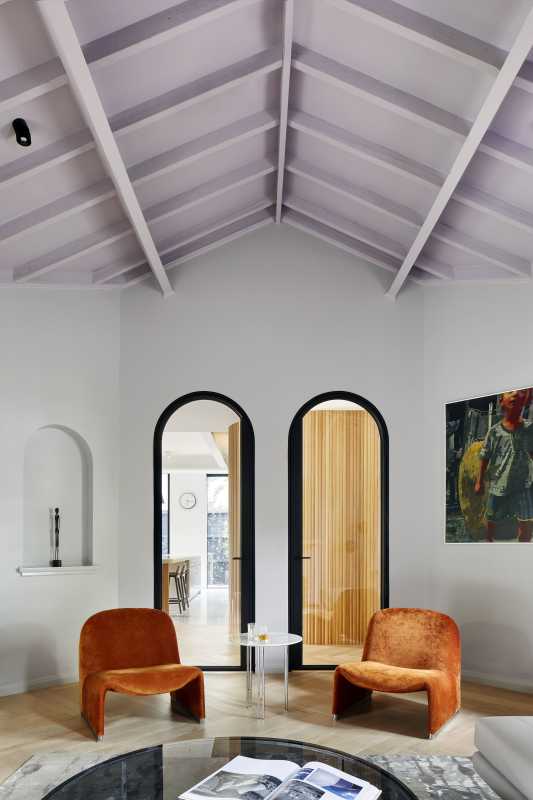 pokoj s klenutým stropem malovaným levandulí