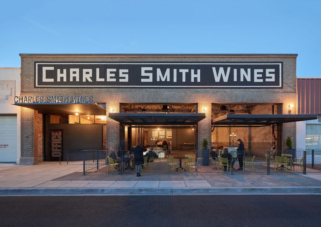 Proba za pokušino vin Charles Smith, ki se nahaja v nekdanji zgradbi Johnson Auto Electric