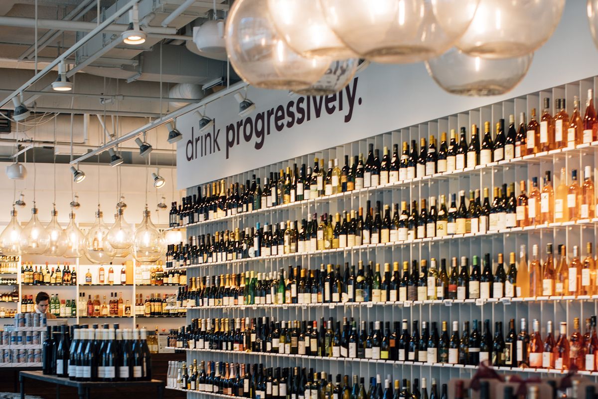 Bức tường rượu nổi ở Urban Grape, Boston, được thiết kế để thông báo cho người mua hàng về phần thân của rượu