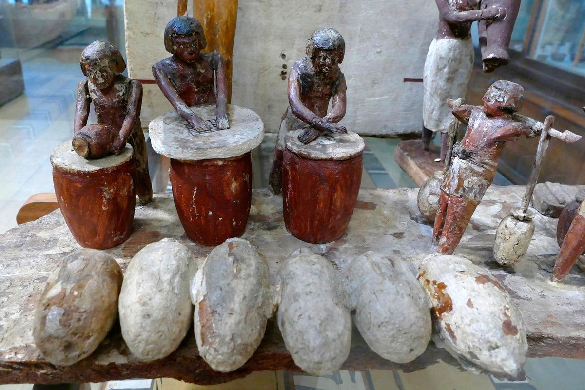 قدیم مصر میں بیئر بنانے والے مردوں کا ماڈل