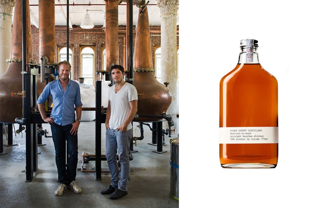Két férfi és egy whisky-palack képe
